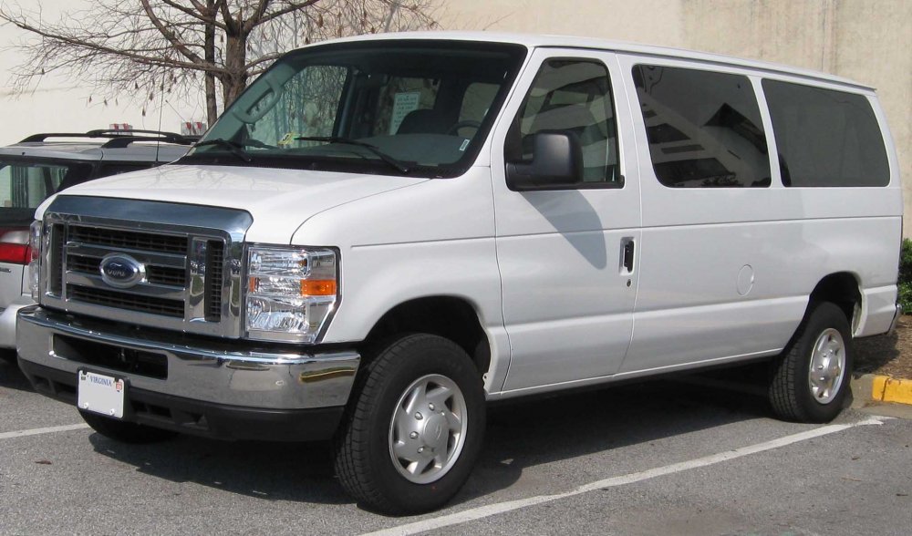 2008_Ford_E-Series_wagon.jpg