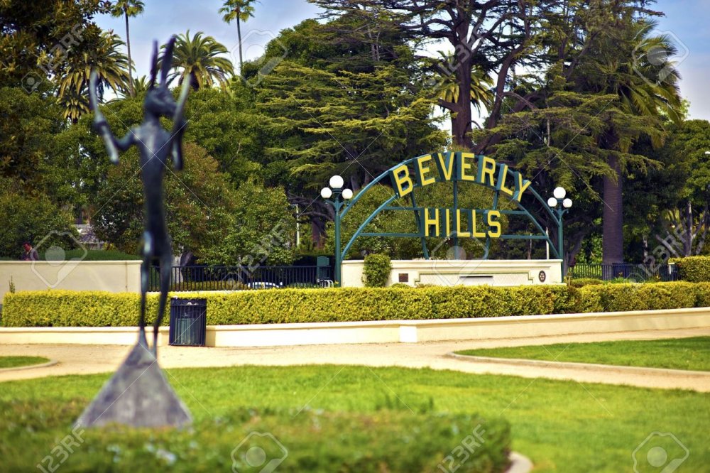 12789672-Beverly-Hills-California-Beverly-Hills-Sign-in-the-Park-Horizontal-Photo--Stock-Photo.jpg