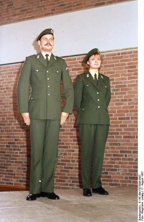 Bundesarchiv_B_145_Bild-F075998-0007,_Bonn,_BMI,_Uniformen_Bundesgrenzschutz.jpg