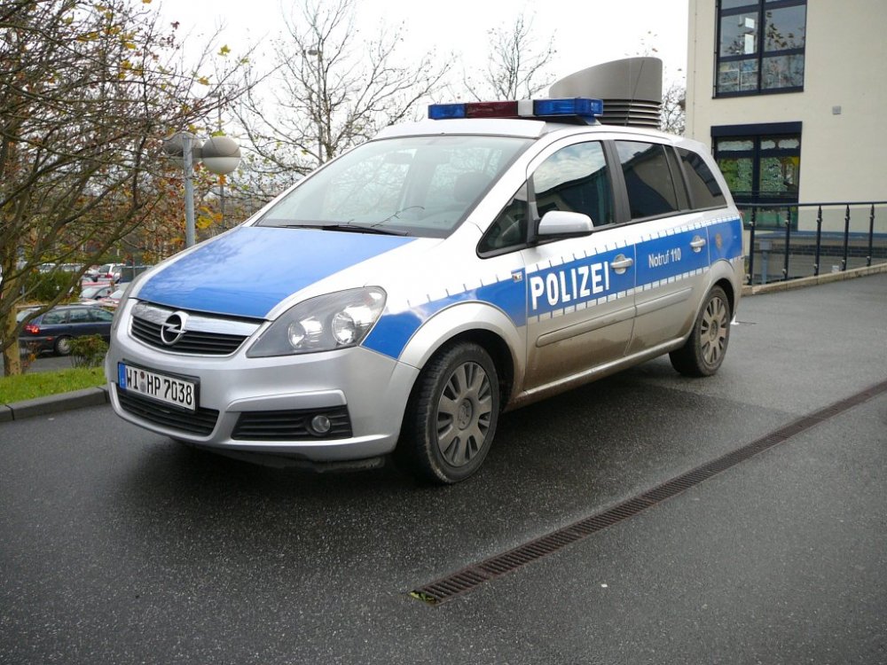 opel-zafira-hessischen-polizei-steht-28460.jpg