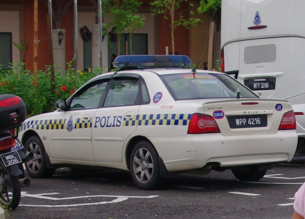 2006_Proton_Waja_PDRM_police_car_in_Johore,_Malaysia.jpg