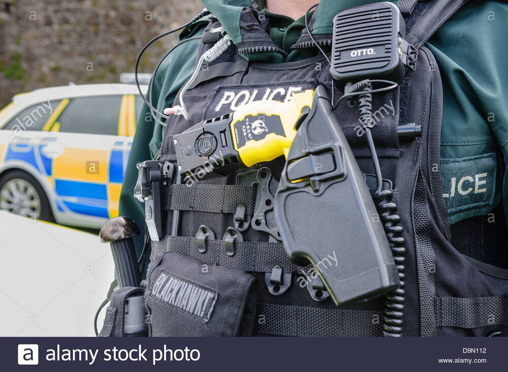 la-police-d-intervention-armee-psni-arv-agent-portant-un-taser-x26-d9n112.jpg