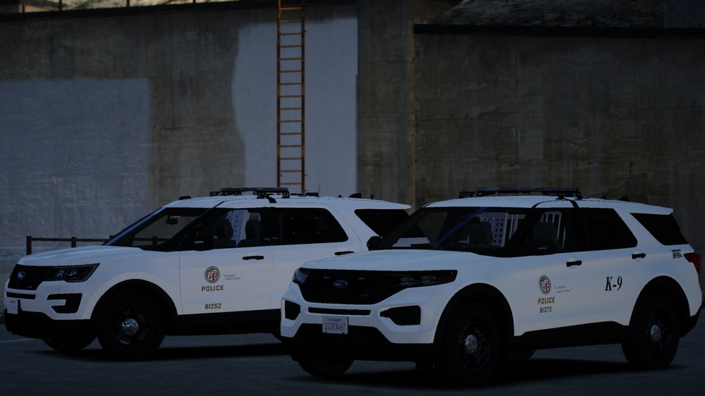 Could contain: land vehicle, vehicle, wheel, tire, bumper, sport utility vehicle, car, auto part, compact sport utility vehicle, roof rack, automotive exterior, crossover suv, transport, outdoor, police, parked, suv